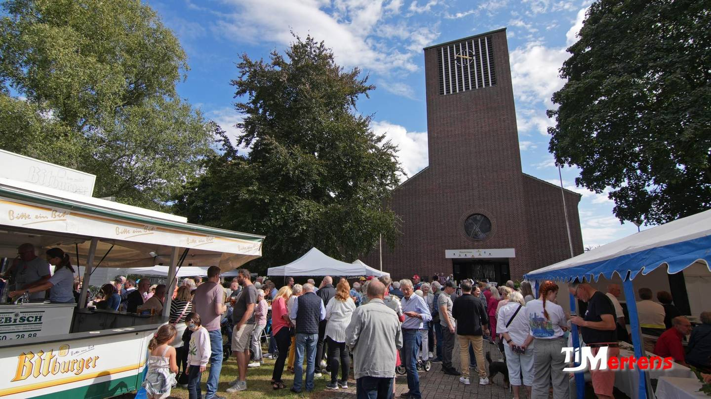 Ansicht des Kirchenvorplatz mit Buden und Menschen, die unser Jubiläumsfest besucht haben