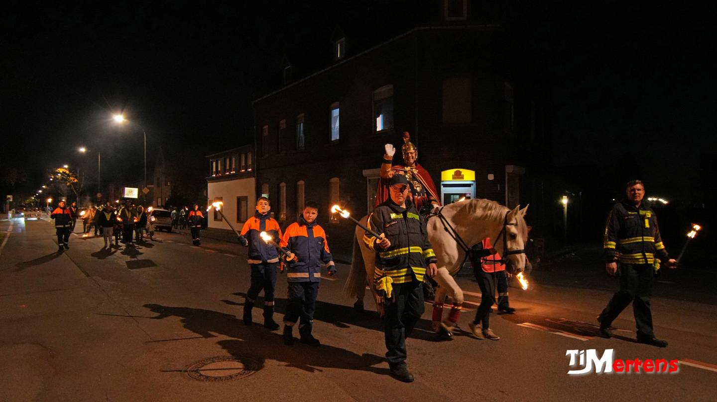 Düsseldorfer Straße, mit dem St. Martinszug, im Bild winkender St. Martin, Feuerwehr (FF und Jugend) zur Sicherung des Umzugs mit Pechfackeln