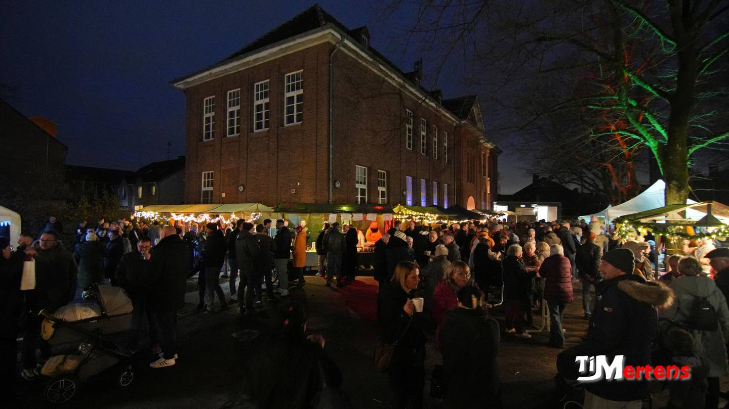 Ansicht des alten Schulhof mit Buden und Besuchern des Adventmarkt Gellep-Stratum 2025