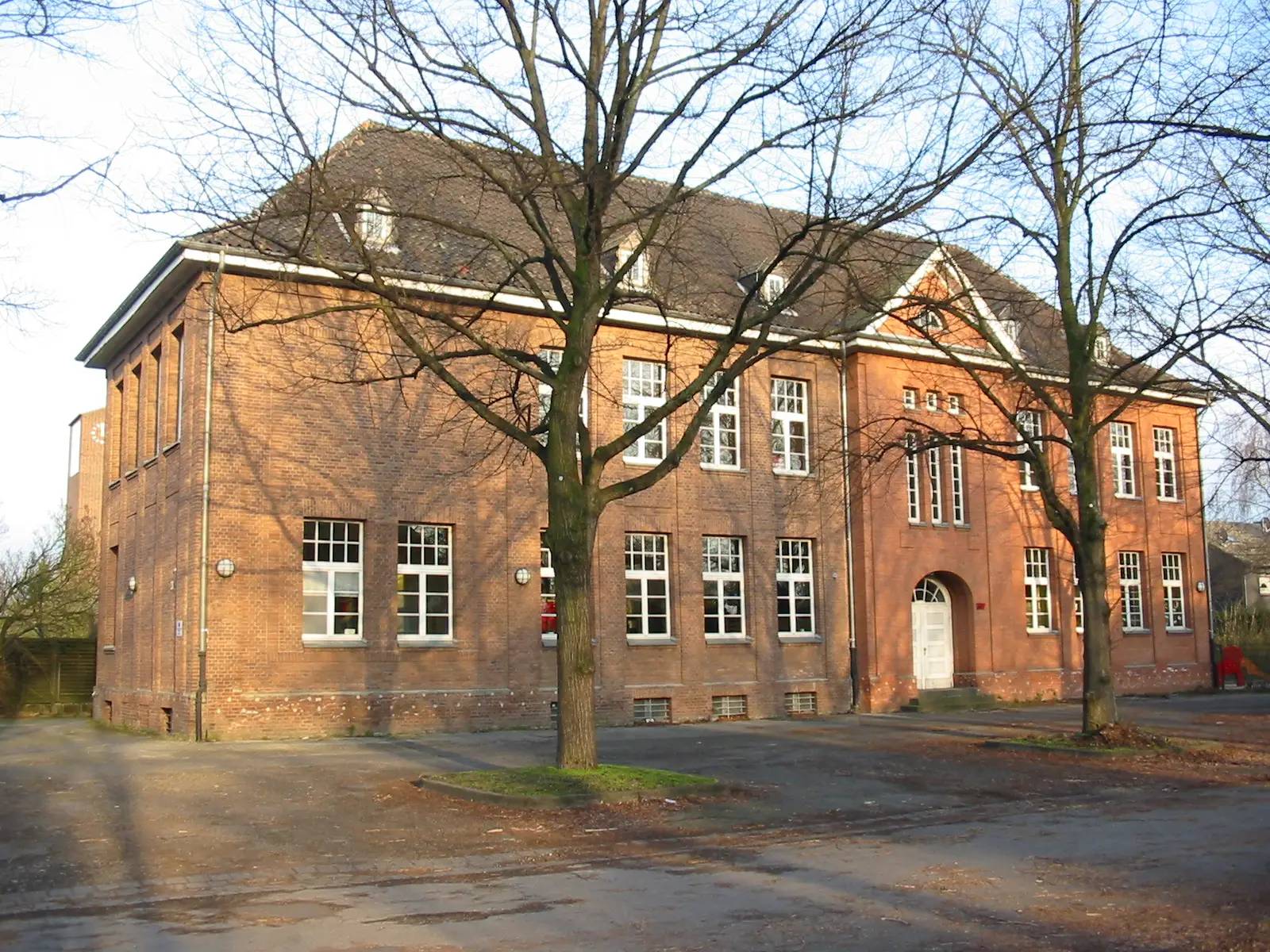 Gellep-Stratum - Alte Schule Altes Schulgebäude auf dem Gellep-Stratum Schulhof