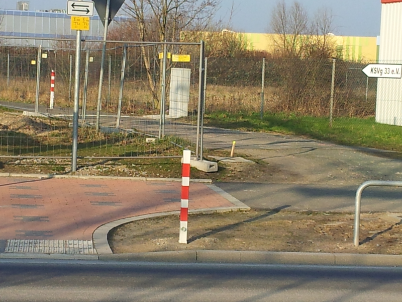 Zusätzliche Abpollerung an der Latumer Straße/Heidbergsweg
