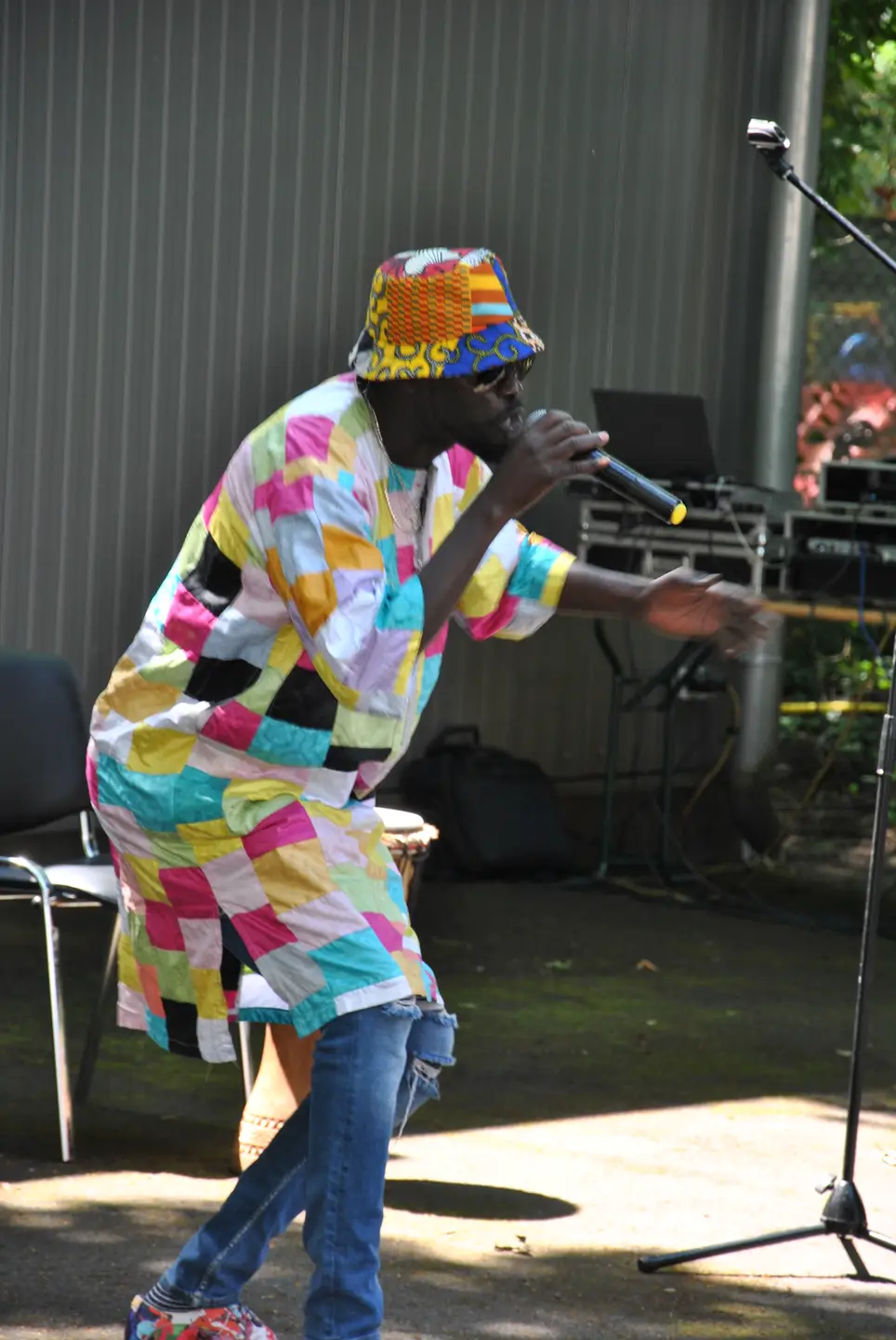 10.07.2024: Wandelkonzert des MGV - SommerEvent 2024 HAWARE-Sangeskünstler Aidara Seck in Aktion