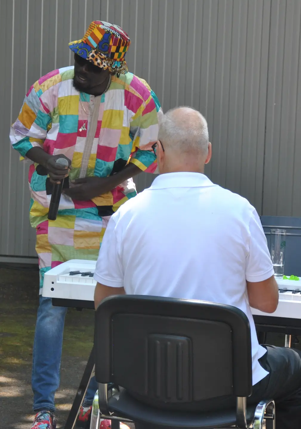 10.07.2024: Wandelkonzert des MGV - SommerEvent 2024 HAWARE-Sangeskünstler Aidara Seck in Aktion