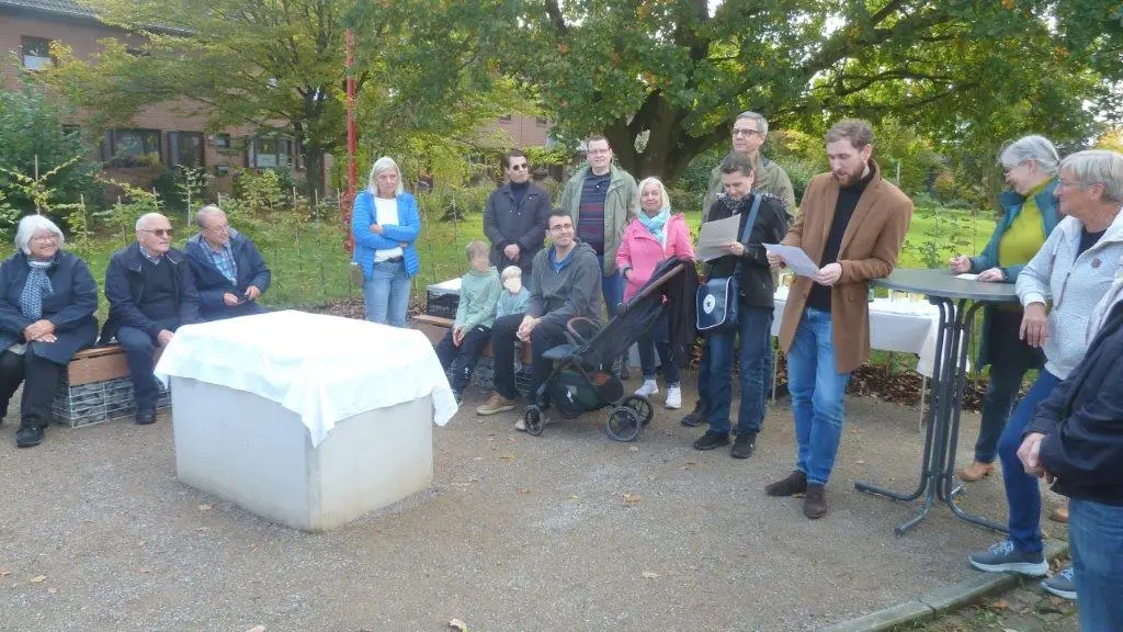 19.10.2024: Einweihung Bronzeabbildung Kastell Gelduba Bild der anwesenden Gäste zur Einweihung der Bronzeabbildung Kastell Gelduba