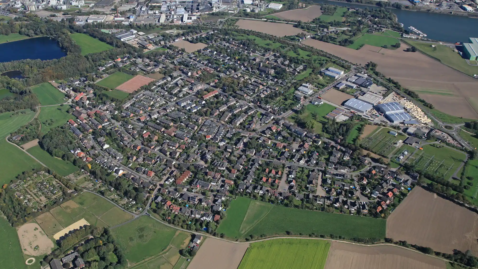 Slider - Frankenfrau und Römer am Ortseingang (aus Meerbusch kommend)