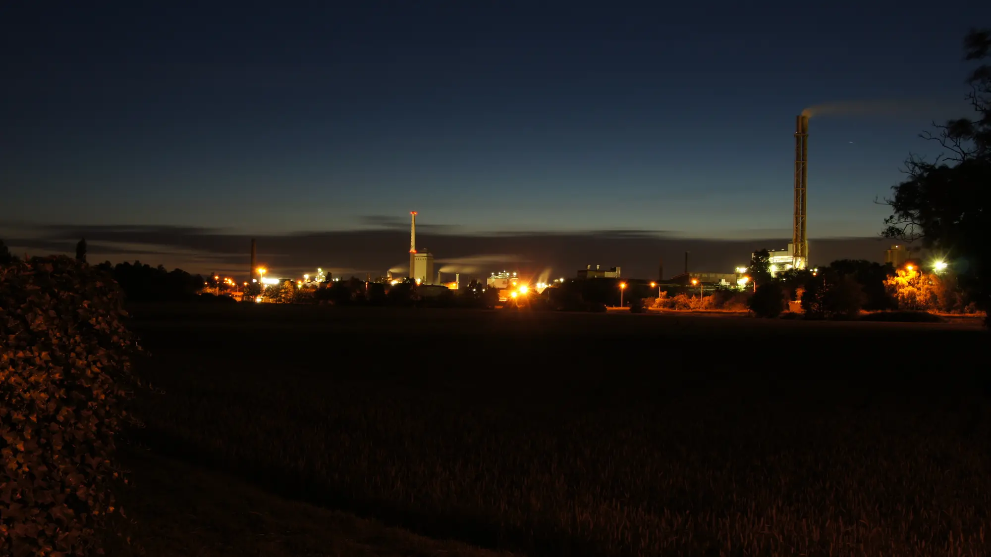 Slider - gehört zur Wahrheit - Wir liegen direkt am Rheinhafen Krefeld