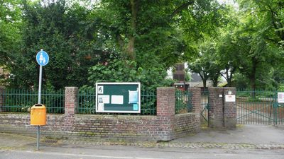 Schaukasten an Legionstraße am Zaun des "Alten Schulhof (kath. KiGa und FF) Schaukasten an Legionstraße am Zaun des "Alten Schulhof (kath. KiGa und FF)